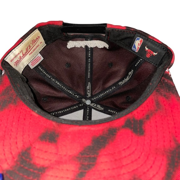 Chicago Bull Mitchell Ness Red Tie Dye Snapback Hat - Picture 4 of 4